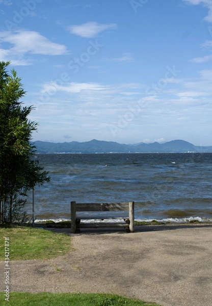 Obraz 波打ちぎわにあるベンチ