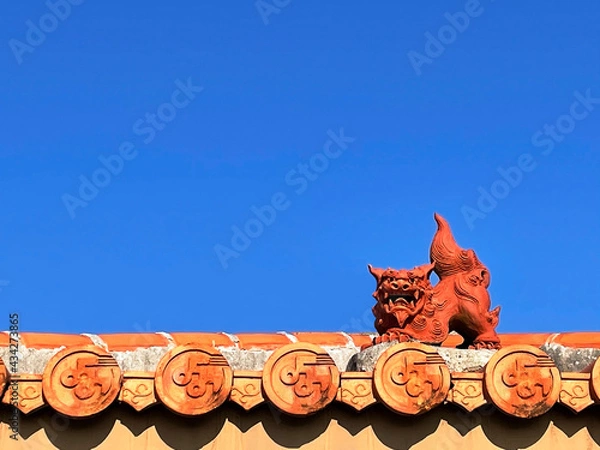 Obraz 屋根の上に鎮座するシーサーの画像
