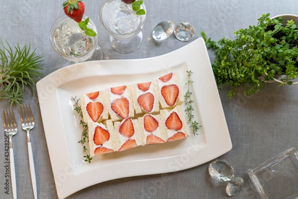 Obraz 白いお皿に盛り付けられた苺のフルーツサンド