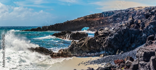 Fototapeta Sea Arch Formed in The Lava Flows on The Palani Highway, Maui, Hawaii, USA