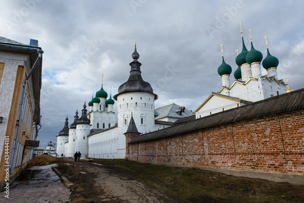 Fototapeta Rostov Kremlin. The wall towers and Orthodox Churches of St. John the Theologian and  St. George the Theologian. Rostov the Great, popular travel destination of tourist route Golden Ring, Russia