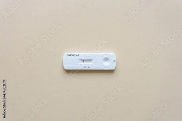 Fototapeta Ein negativer Corona Schnelltest für Zuhause auf einem beigen Hintergrund. Flat lay, Schutz, Gesundheit, neue Normalität.
