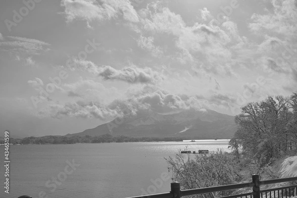 Fototapeta 桧原湖から磐梯山を望む（福島県）
