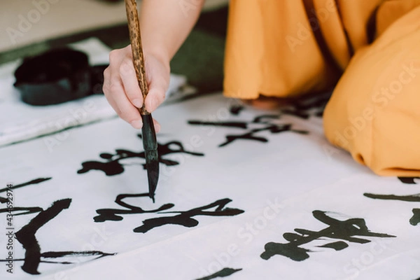 Obraz 書道をする日本人女性　習字　毛筆