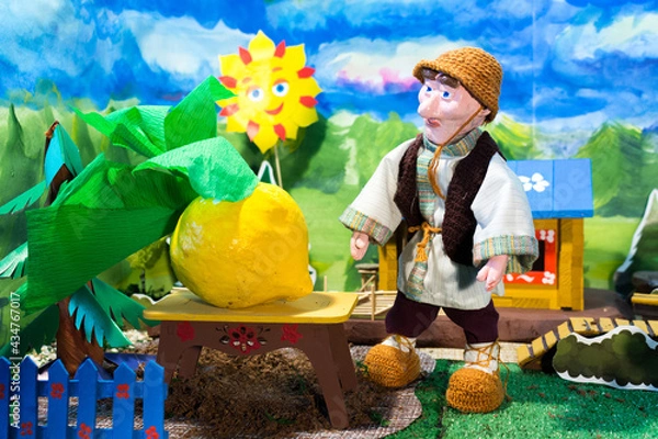 Obraz Home puppet theatre. Oldman and turnip.