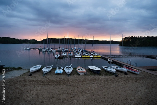 Obraz zacumowane żaglówki nad jeziorem