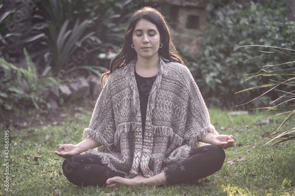 Fototapeta mujer practicando posturas de yoga