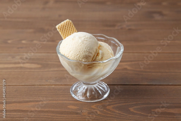 Fototapeta バニラ アイスクリーム ウエハース添え テーブル
