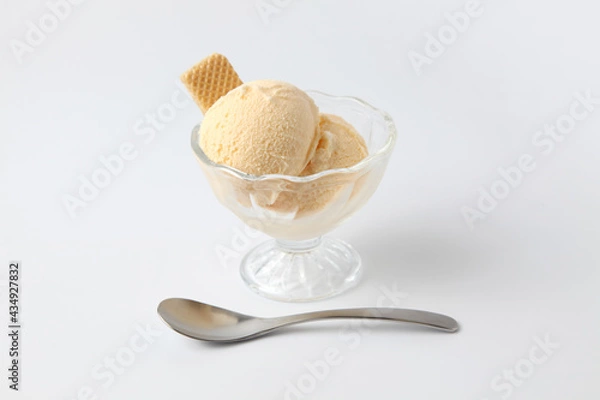 Obraz バニラ アイスクリーム ウエハース添え 白背景