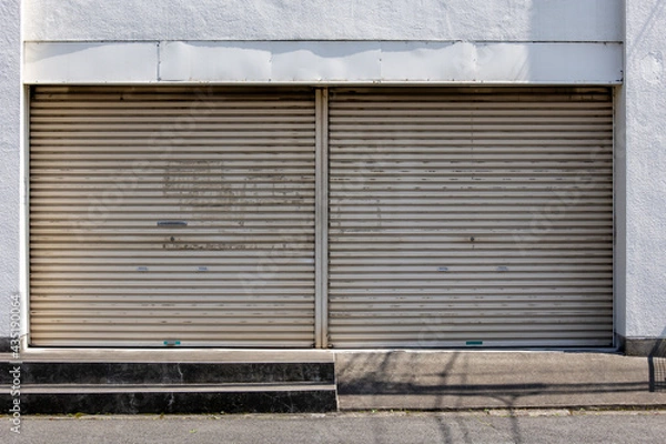 Obraz 休日でシャッターが閉まっている店舗