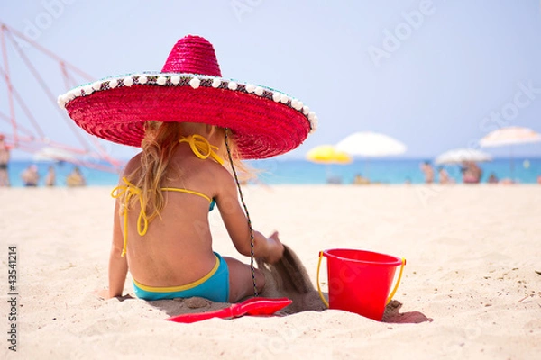 Fototapeta ребенок на пляже в красной шляпе
