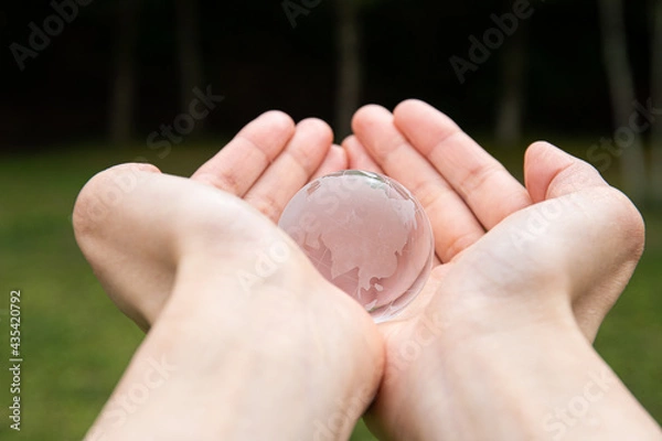 Fototapeta 透明な地球を持っている手