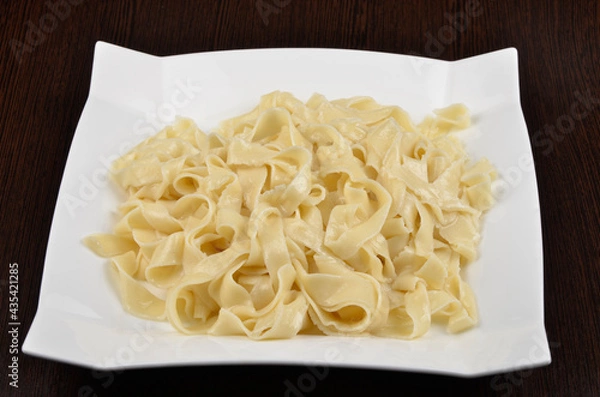 Obraz boiled vermicelli pasta in a white plate on a wooden background