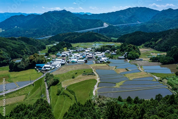 Obraz 三重県亀山市　棚田100選　坂本棚田と新名神高速道路