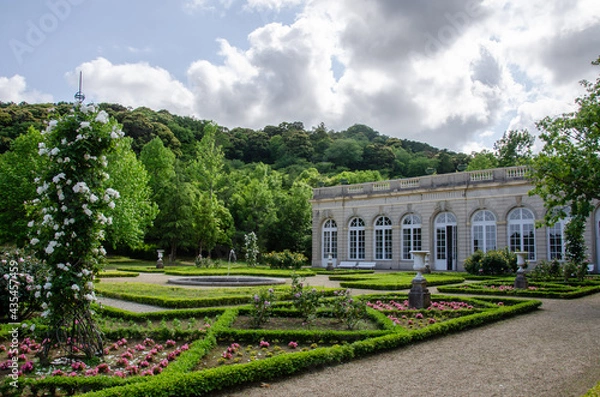 Obraz 河津バガテル公園のバラとオランジェリーです。オランジェリーでは多目的のイベント空間として年間を通してレセプションや講演会、発表会など様々な催し物が企画されています。