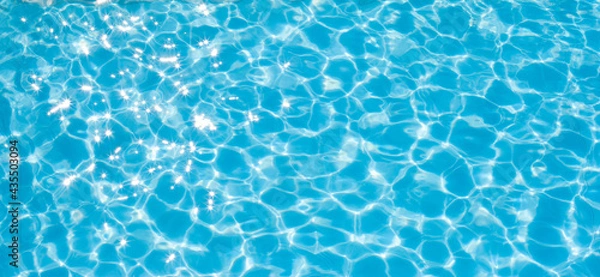 Obraz The glare from the sun on the water surface in the blue pool.