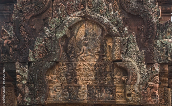 Obraz The pattern carvings on the arch of the Banteay Srei, another of Cambodia's most beautiful Khmer castles.
