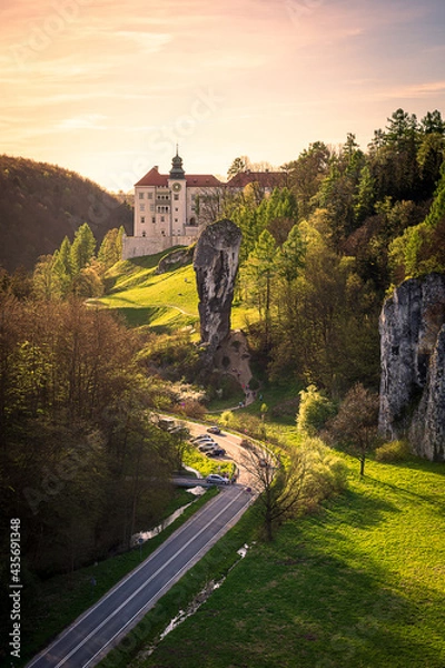 Fototapeta Zamek Pieskowa Skała i Maczuga Herkulesa w zachodzącym słońcu. Ojcowski Park Narodowy
