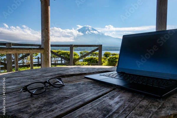 Fototapeta 富士山の見える湖畔でのテレワーク（ワーケーション）　イメージ　remote working at the foot of mount Fuji	