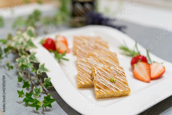 Obraz 白いお皿に盛り付けられたブロンディ