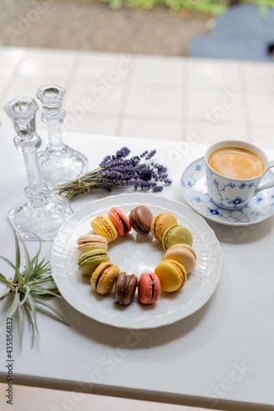 Obraz 白いお皿に盛り付けられたカラフルなマカロン