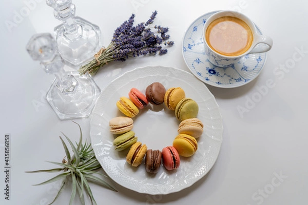 Obraz 白いお皿に盛り付けられたカラフルなマカロン