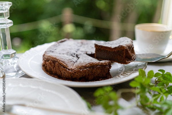 Obraz 白いお皿に盛り付けられたガトーショコラ