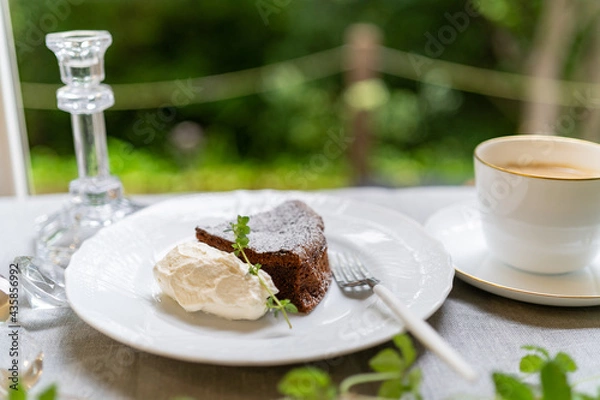 Obraz 白いお皿に盛り付けられたガトーショコラ