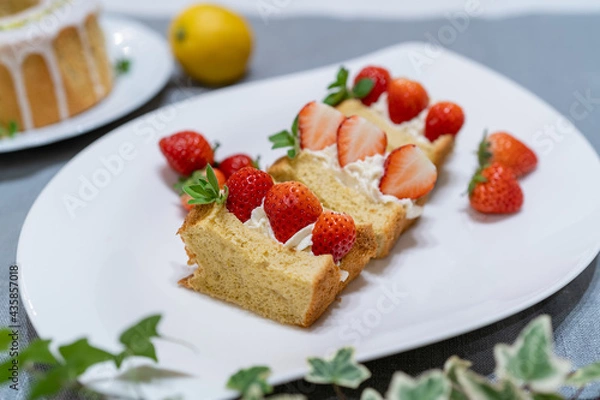 Obraz 白いお皿に盛り付けられた苺のシフォンケーキサンド