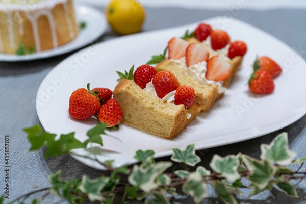 Obraz 白いお皿に盛り付けられた苺のシフォンケーキサンド