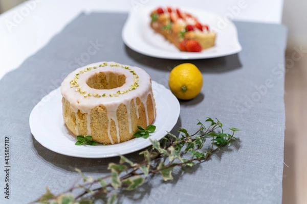 Obraz 白いお皿に盛り付けられたウィークエンドシトロン