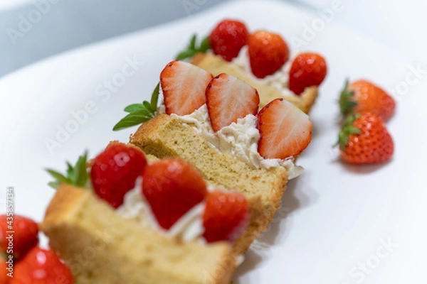Obraz 白いお皿に盛り付けられた苺のシフォンケーキサンド