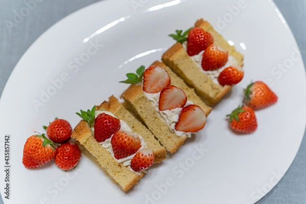 Obraz 白いお皿に盛り付けられた苺のシフォンケーキサンド