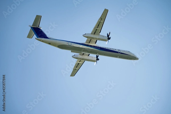 Fototapeta 飛行するプロペラ旅客機