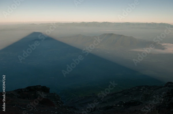 Obraz 富士山山頂より望む南アルプスと影富士