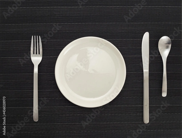 Obraz 空の皿とナイフとフォークとスプーンのセッティング