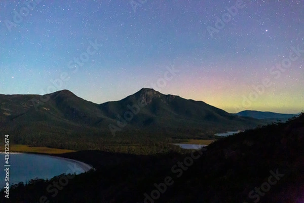 Obraz Aurora over Wineglass Bay and Mt Freycinet