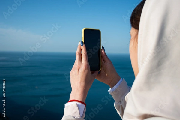 Obraz Man takes pictures on the phone