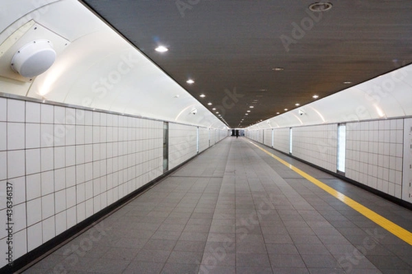 Fototapeta 新宿駅、新宿三丁目駅付近の地下道
