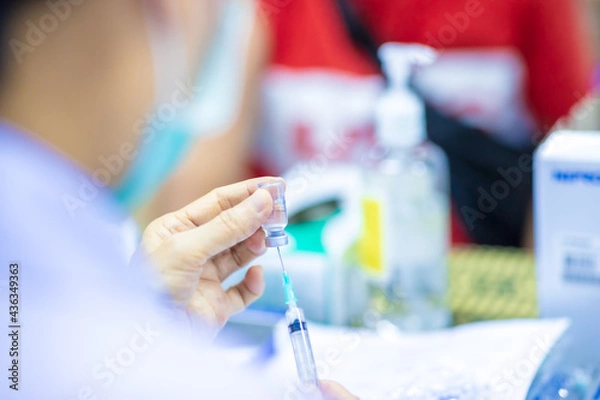 Fototapeta Method of move vaccine to syringe