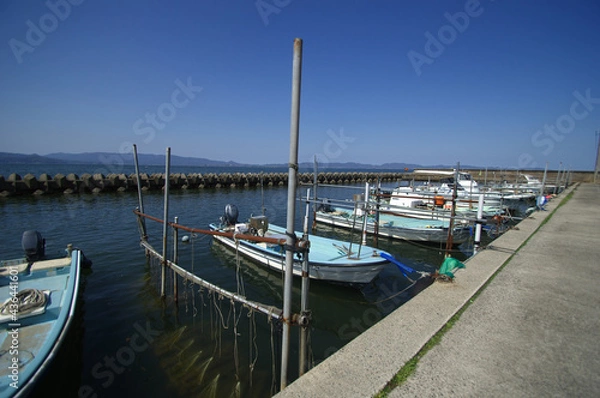 Obraz 小さな漁船がたくさん係留されている漁港