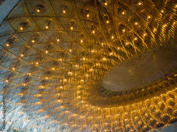 Obraz セレモニーホールの豪華な天井のシャンデリア