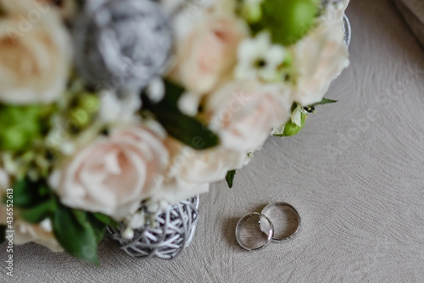 Obraz two rings on a plate with flowers