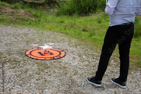 Fototapeta 飛行前のドローンとパイロット