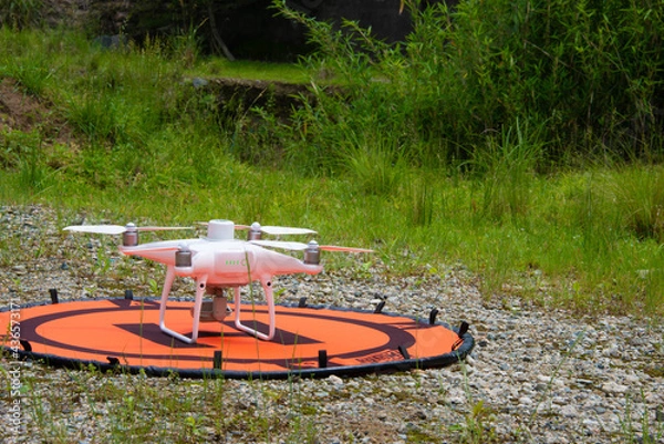 Fototapeta 飛行前のドローン