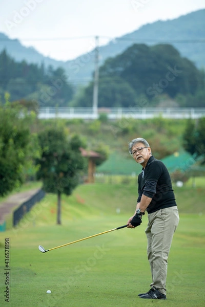 Fototapeta ゴルフを楽しむシニア男性