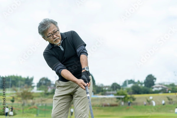 Fototapeta ゴルフを楽しむシニア男性