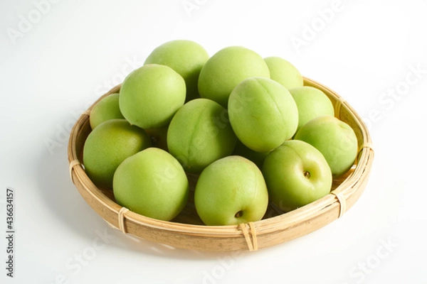 Fototapeta 日本の梅の実を白バックで