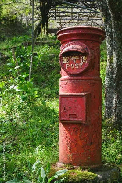 Obraz 昭和を感じる古びた赤ポスト