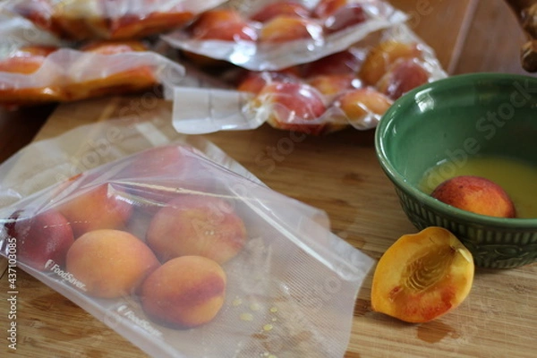 Obraz preserving peaches for freezing
